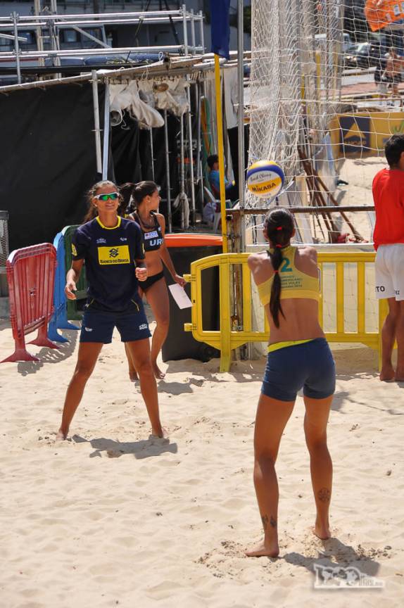 Dupla brasileira de volei de praia feminino se aquece para campeonato em Pocitos, em Montevideo, no Uruguai